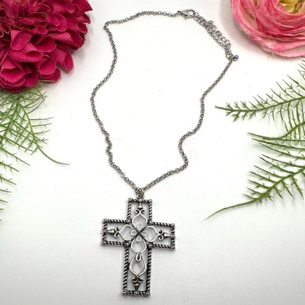 NEW⚜️Beautiful Ornate Cross Pendant Necklace - Picture 1 of 5
